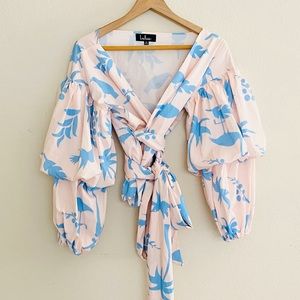 Lulu’s Cream Blue Floral Print Wrap Blouse SZ M